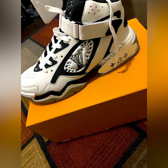 Louis Vuitton Other - Wore once damaged box